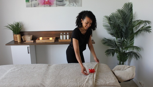 Espace massage avec serviette roulée et bougie